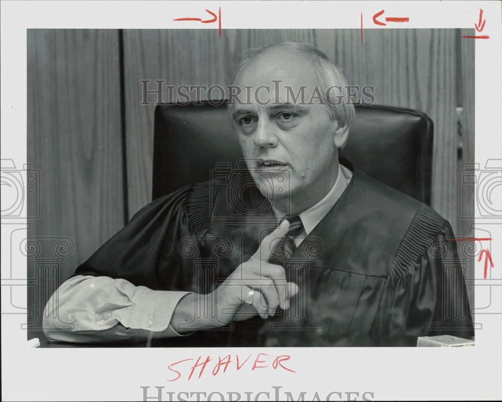 1982 Press Photo State District Judge Doug Shaver makes point in courtroom.- Historic Images