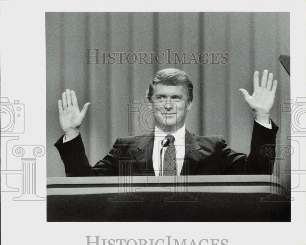 Press Photo J. Danforth Quayle, GOP Presidential candidate, holds hand high.- Historic Images