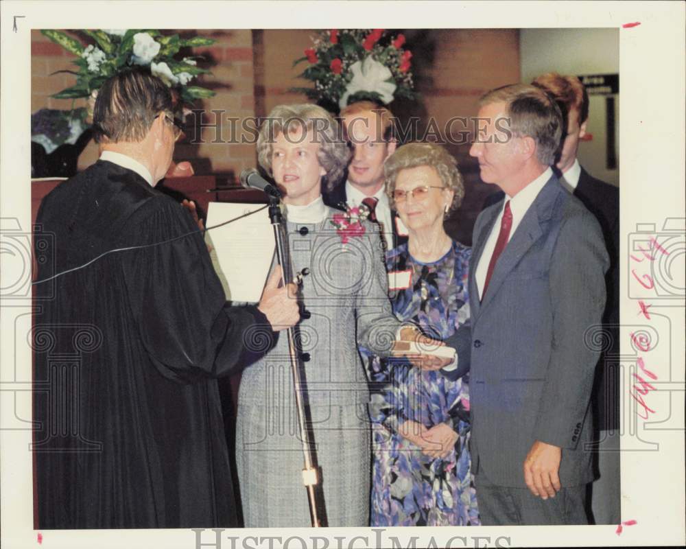 1989 Press Photo Tony Lindsay administered Oath of Office as Judge. - hpa77509- Historic Images