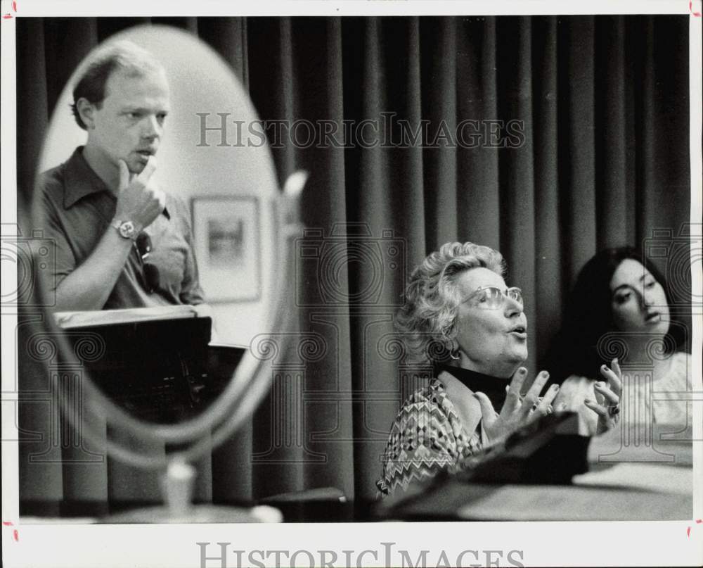 1978 Press Photo Elena Nikolaidi, Houston opera voice teacher with student.- Historic Images