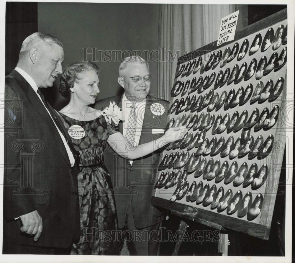 1958 Press Photo Walter Sterling, Margarette Webber and Weaver Moore view photos- Historic Images