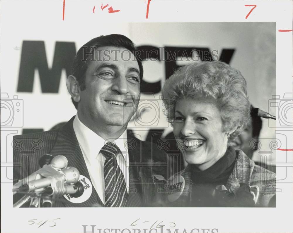 1979 Press Photo Louis Macey, former city councilman, shown with press.- Historic Images