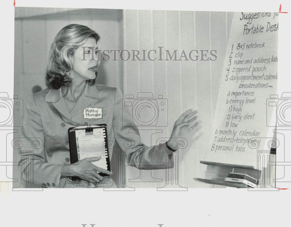 1981 Press Photo Kathy Munger of Creative Time Management, shows chart.- Historic Images