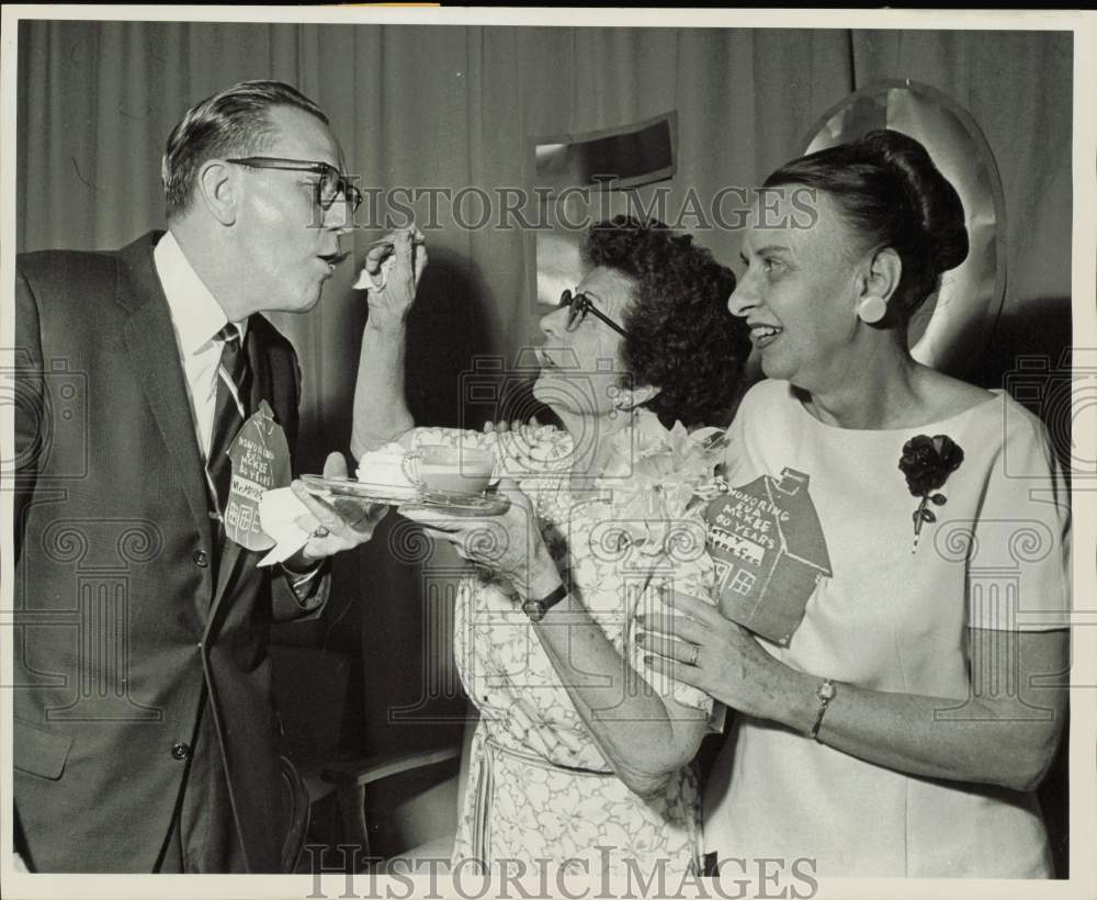 1964 Press Photo Eva McKee with Mr. and Mrs. Menefee at her retirement party- Historic Images