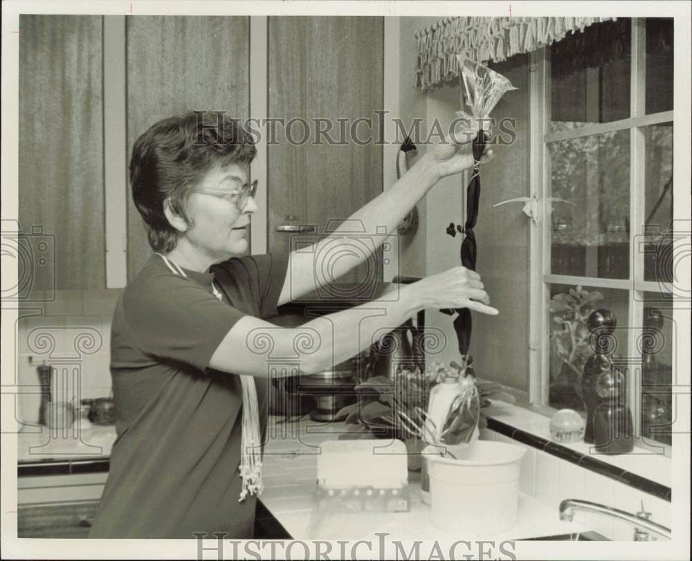 1971 Press Photo Lamoss Moore starts tie-bleaching process. - hpa77619- Historic Images