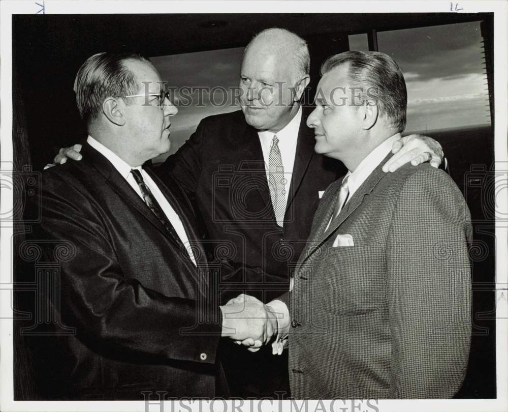 1968 Press Photo Corder Moore chats with Texas oilmen Adger and J.G. Bertman.- Historic Images