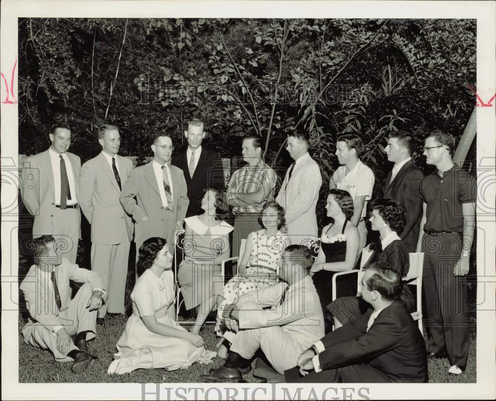 1956 Press Photo Paul Pressler poses with his campaign workers - hpa77635- Historic Images