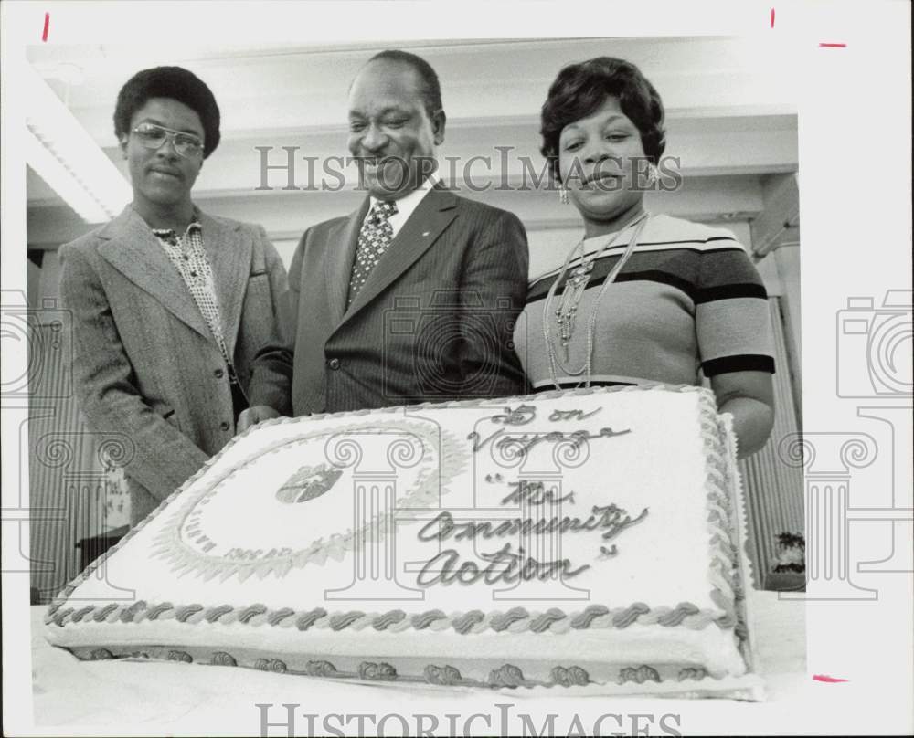 1974 Press Photo Sam Price and family stand at &#39;bon voyage&#39; cake in Houston.- Historic Images