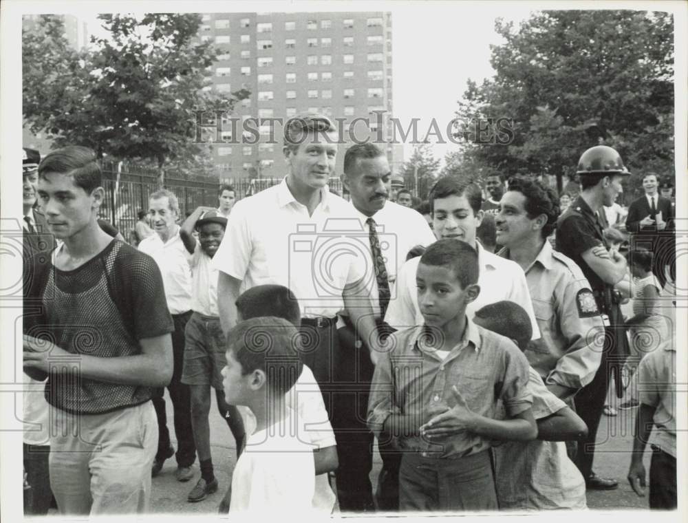 1967 Press Photo New York Mayor John Lindsay walks with Harlem kids and friends.- Historic Images