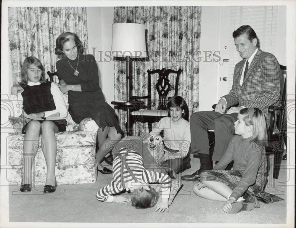 1965 Press Photo Congressman John Lindsay and family at their Washington home.- Historic Images