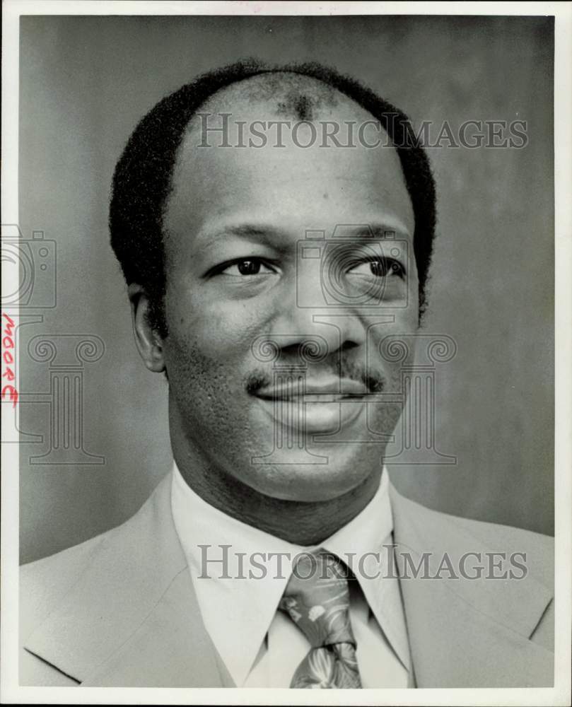 1976 Press Photo Robert L. Morre of Houston Housing Authority. - hpa77766- Historic Images