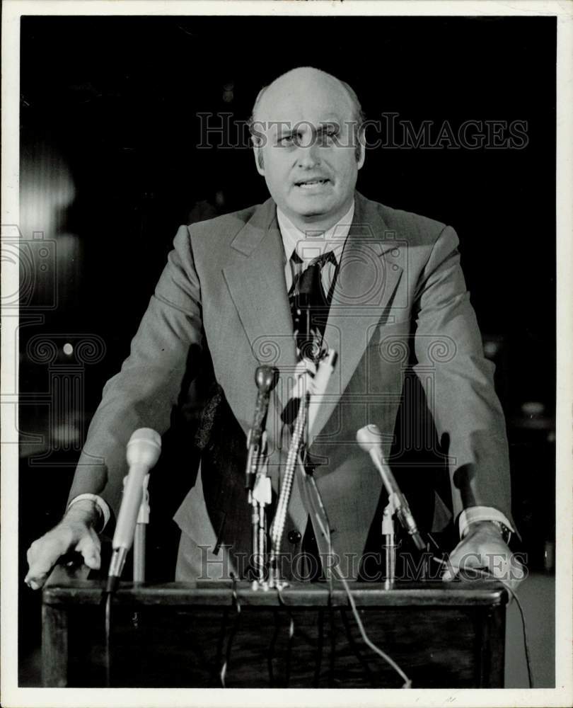 1974 Press Photo Billy Reagan, HISD superintendent, makes speech. - hpa77780- Historic Images