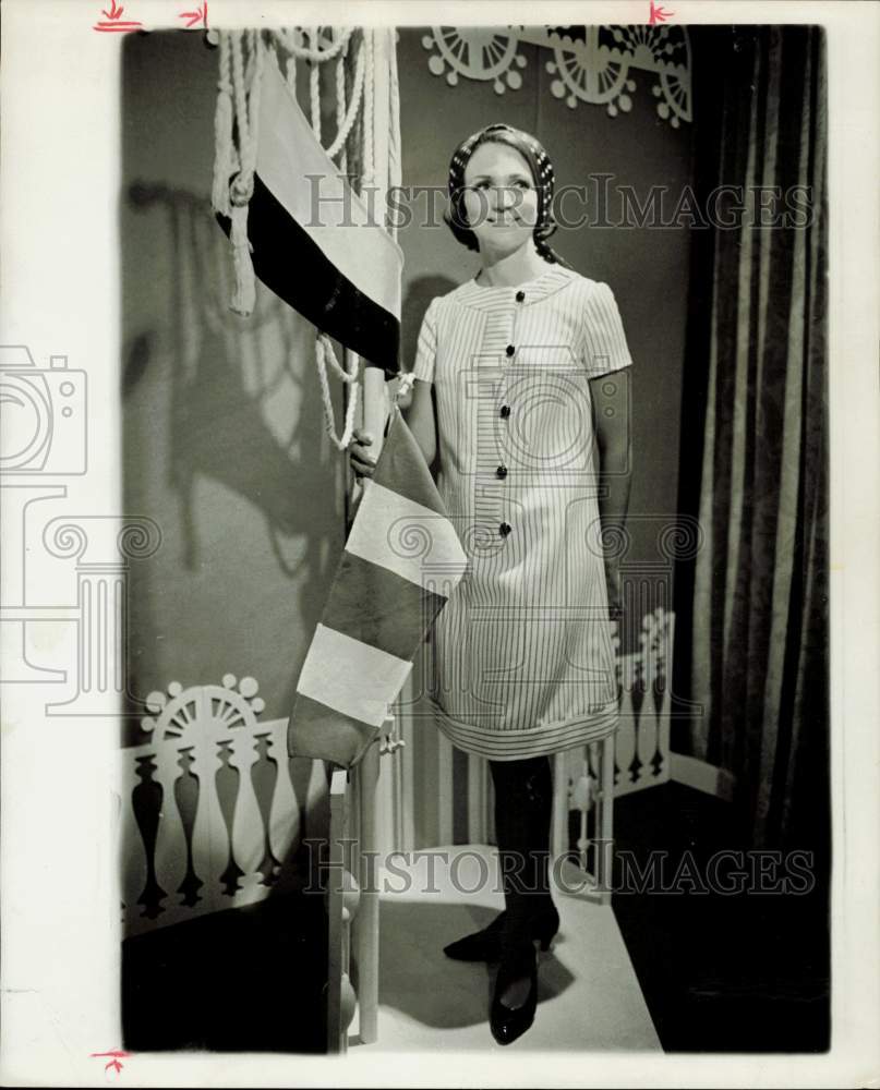 1967 Press Photo Mrs. Thomas Reckling models fashion at Junior League luncheon.- Historic Images