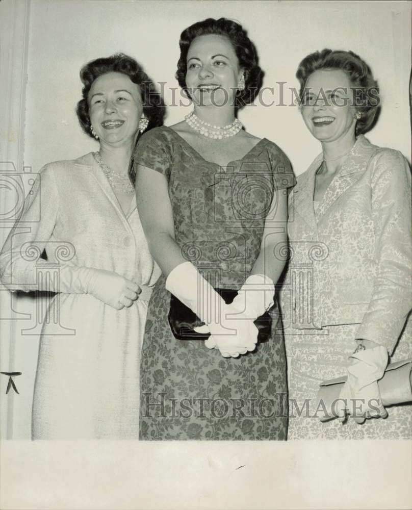 1960 Press Photo Virginia Reeder poses with Katherine Keeper and Anna Lou Bright- Historic Images