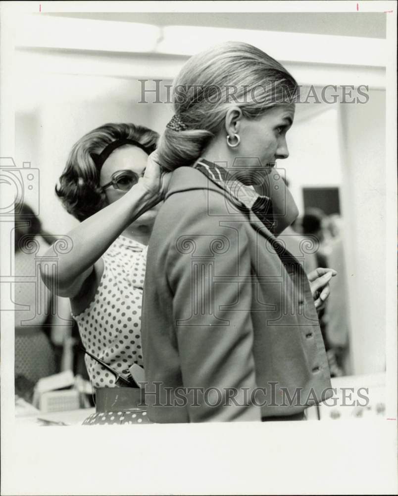 1972 Press Photo Mrs. Joseph Reid prepares for Junior League Fashion show.- Historic Images