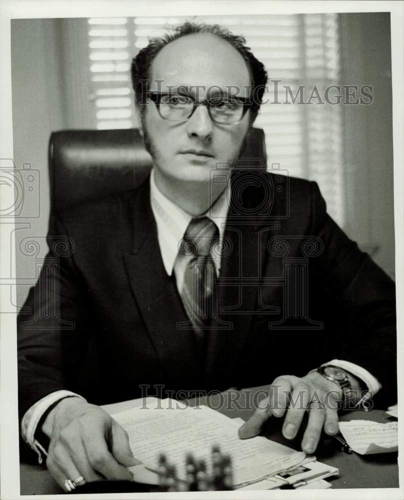 1972 Press Photo Dr. Ronald Rea, Model Cities acting director works at desk.- Historic Images