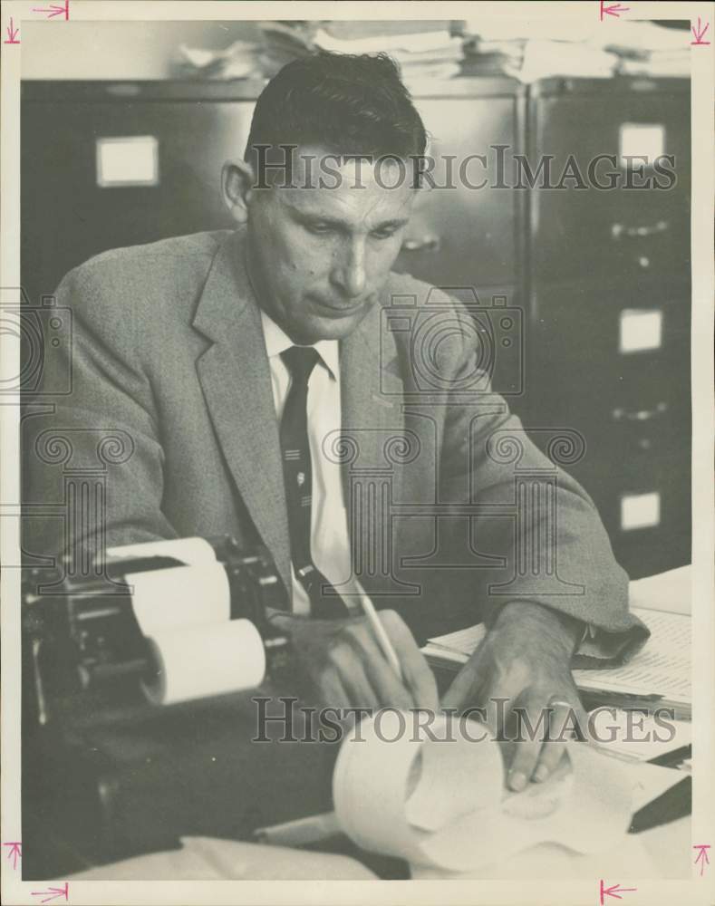 1961 Press Photo H.H. Ricker, city councilman candidate checks poll lists- Historic Images