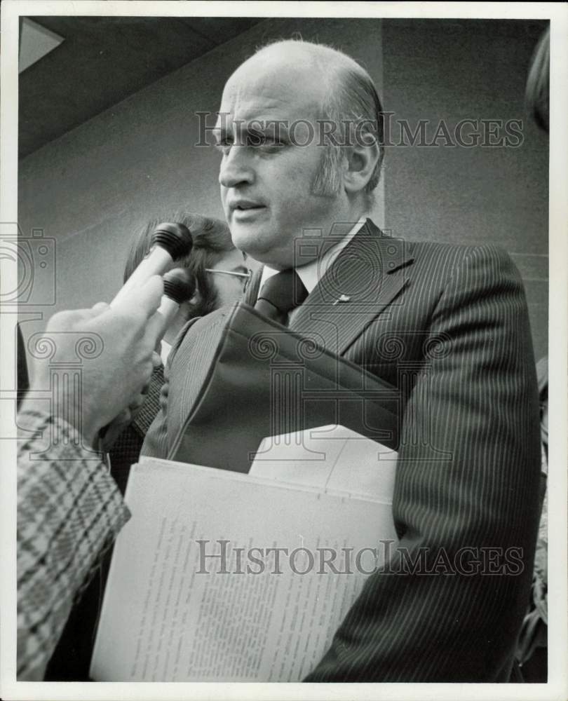 1976 Press Photo Billy Reagan, Houston schools superintendent interviewed.- Historic Images