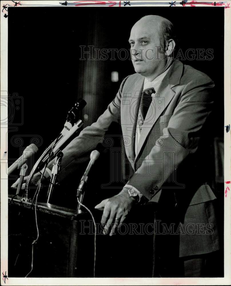 1974 Press Photo Billy Reagan, Houston school superintendent at news conference.- Historic Images