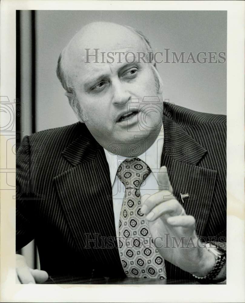 1978 Press Photo Billy Reagan of Houston schools makes a statement. - hpa77951- Historic Images