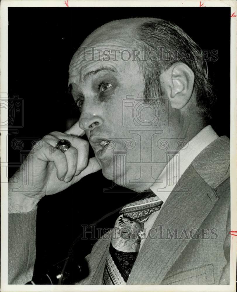 1975 Press Photo Billy Reagan, HISD superintendent, shown at interview.- Historic Images