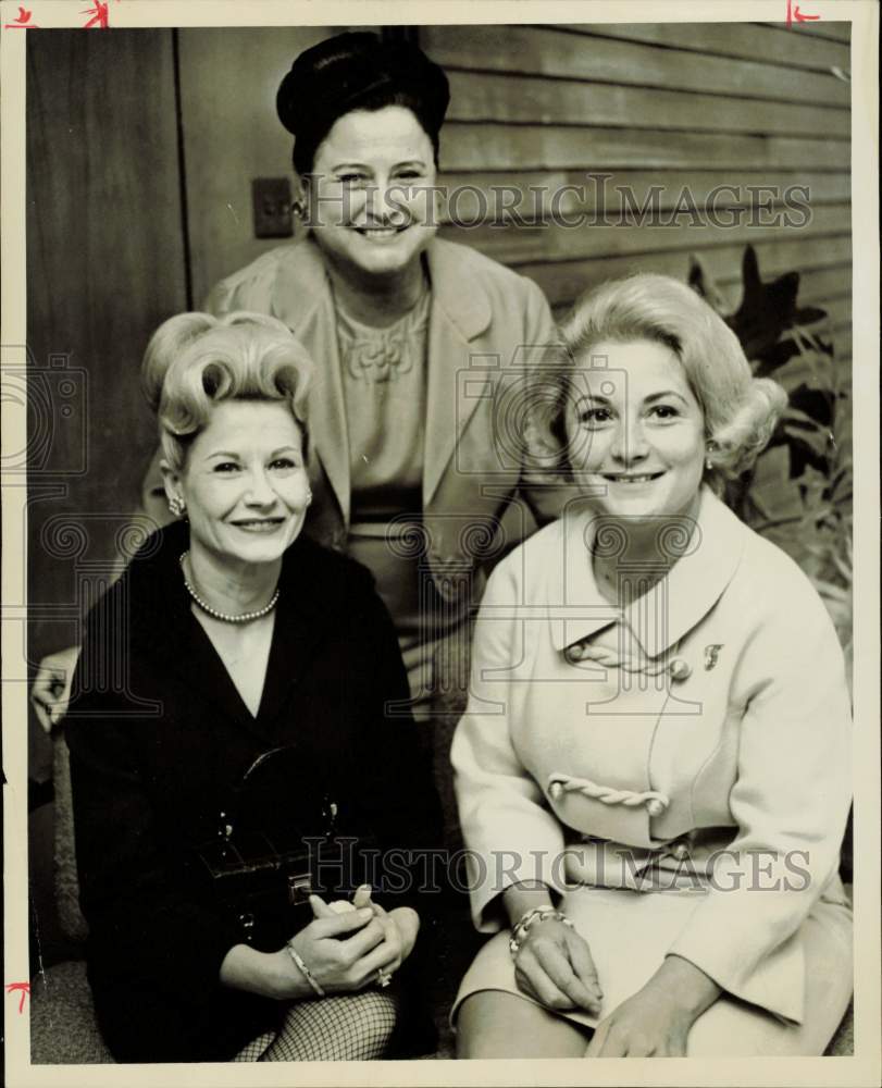 1967 Press Photo Mrs. J.S. Plummer and officers of Pine Forest Ladies club.- Historic Images