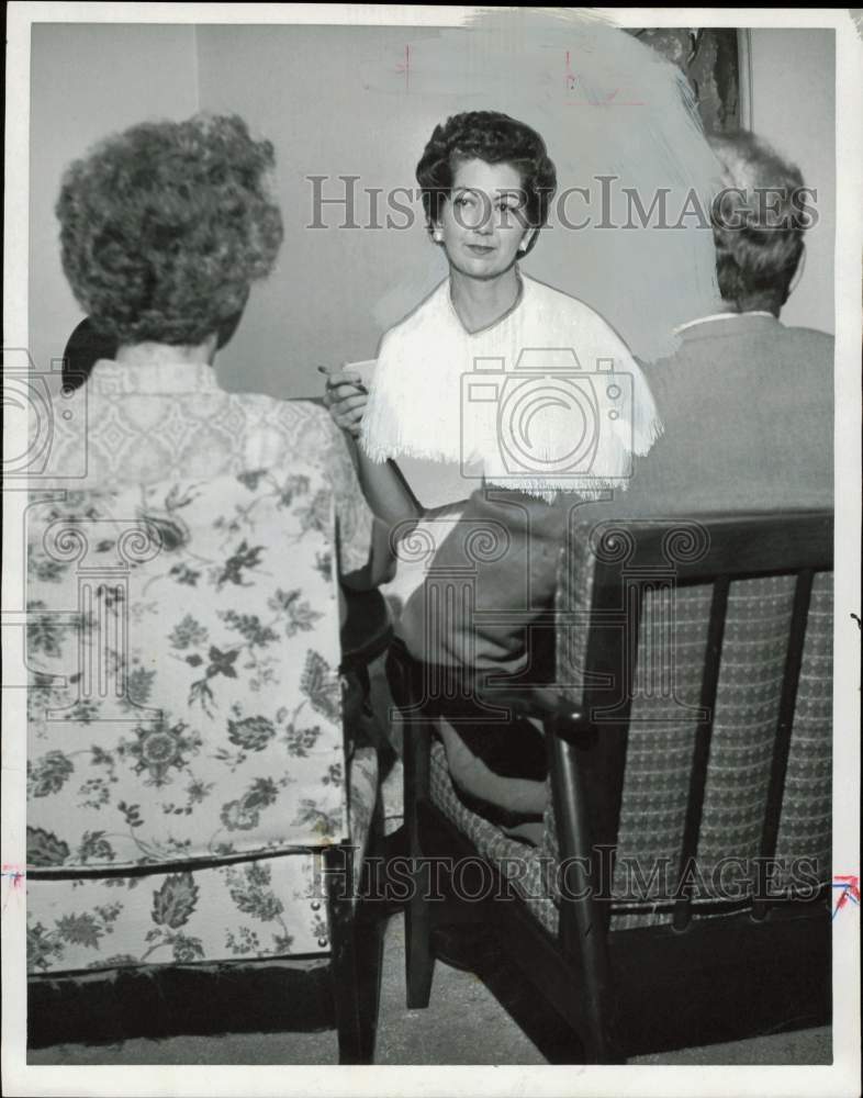 1960 Press Photo Billie Poe interviews couple on adoption. - hpa77977- Historic Images