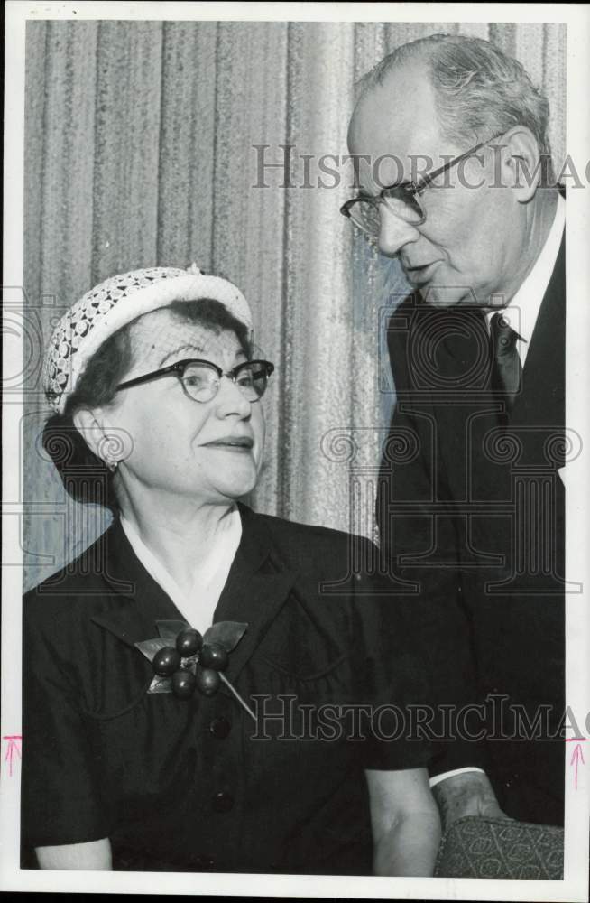 1958 Press Photo Emmeline Renis and Moise pose at TB association meeting.- Historic Images