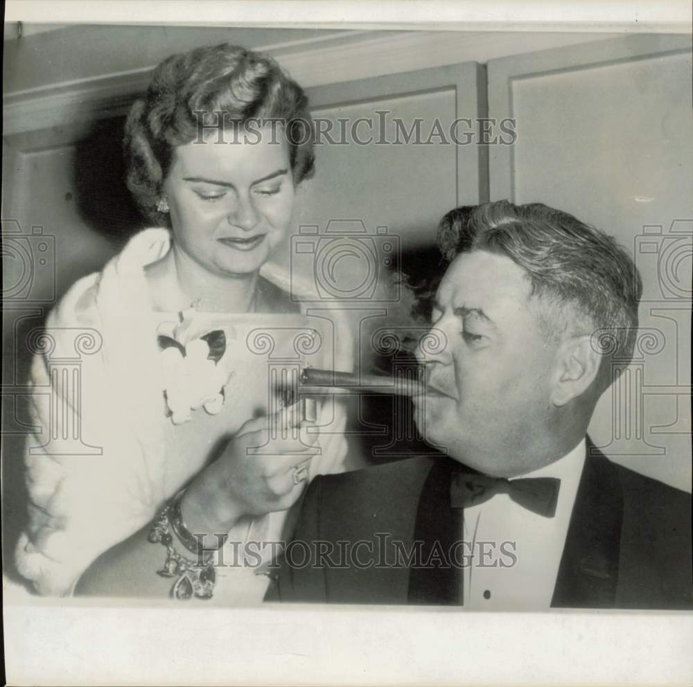 1961 Press Photo Patricia Ann LeMay lights father, General LeMay&#39;s cigar.- Historic Images