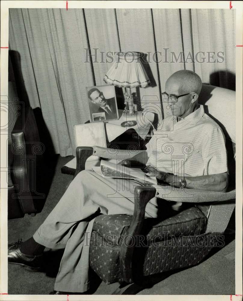 1964 Press Photo Willie Perry, father of Ervin Perry, relaxes at his home.- Historic Images