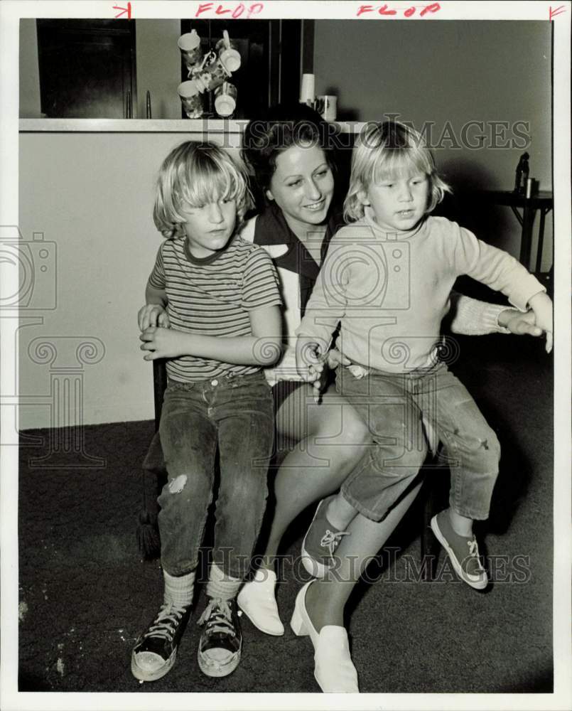 1972 Press Photo Jewel Reifenberger poses with children. - hpa78073- Historic Images