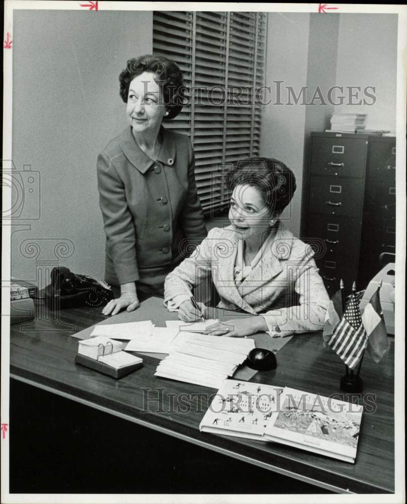 1965 Press Photo Mmes. P.H. Robinson and J. Pabst, work on ticket committee.- Historic Images