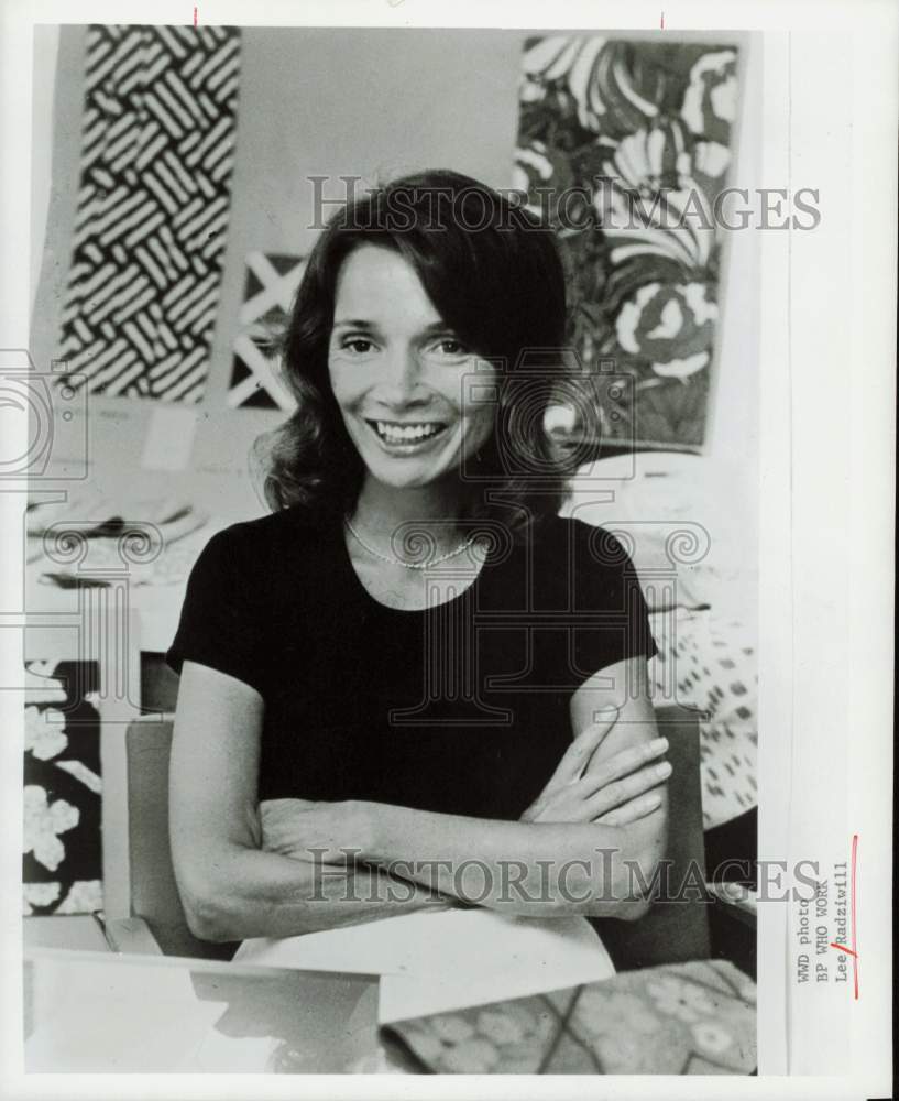 1976 Press Photo Lee Redziwill sits with arms folded - hpa78083- Historic Images