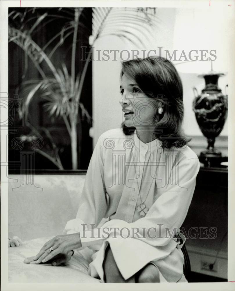 1976 Press Photo Lee Radziwill, Jackie Onassis&#39; sister visits Houston.- Historic Images