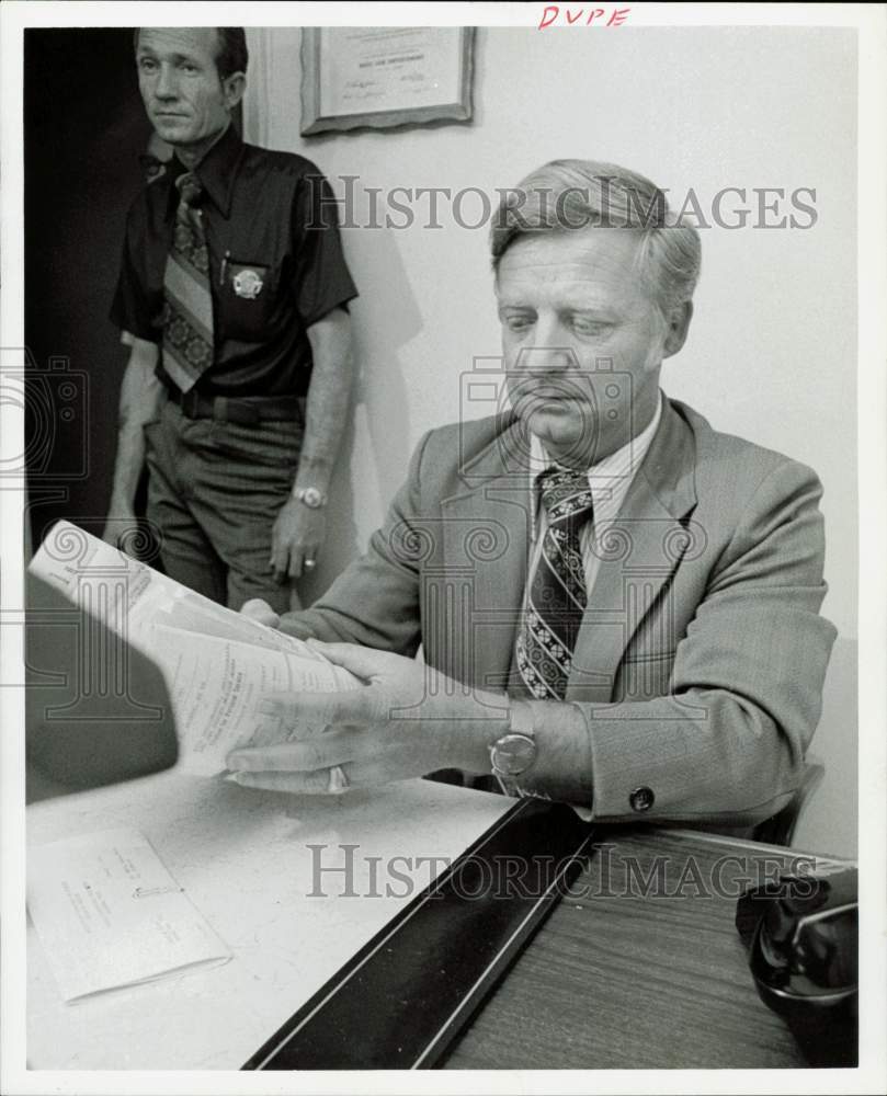 1974 Press Photo R.E. (Dick) Moore, Constable, works in his office - hpa78143- Historic Images