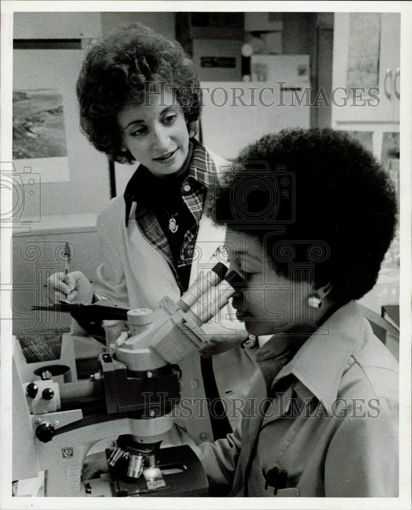 1977 Press Photo Dr. Ellen Richie and Diana Gillespie of University of Texas.- Historic Images