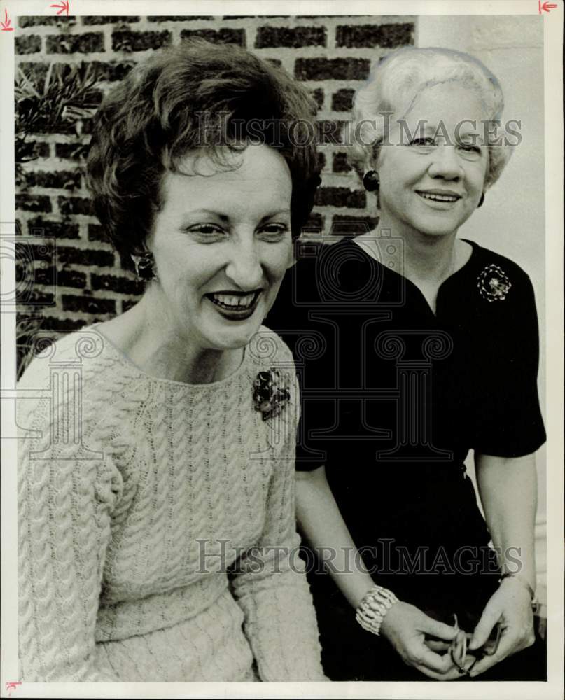 1966 Press Photo Mrs. Robert Reynaud and Mrs. Louie Fabian of Woman&#39;s Club.- Historic Images