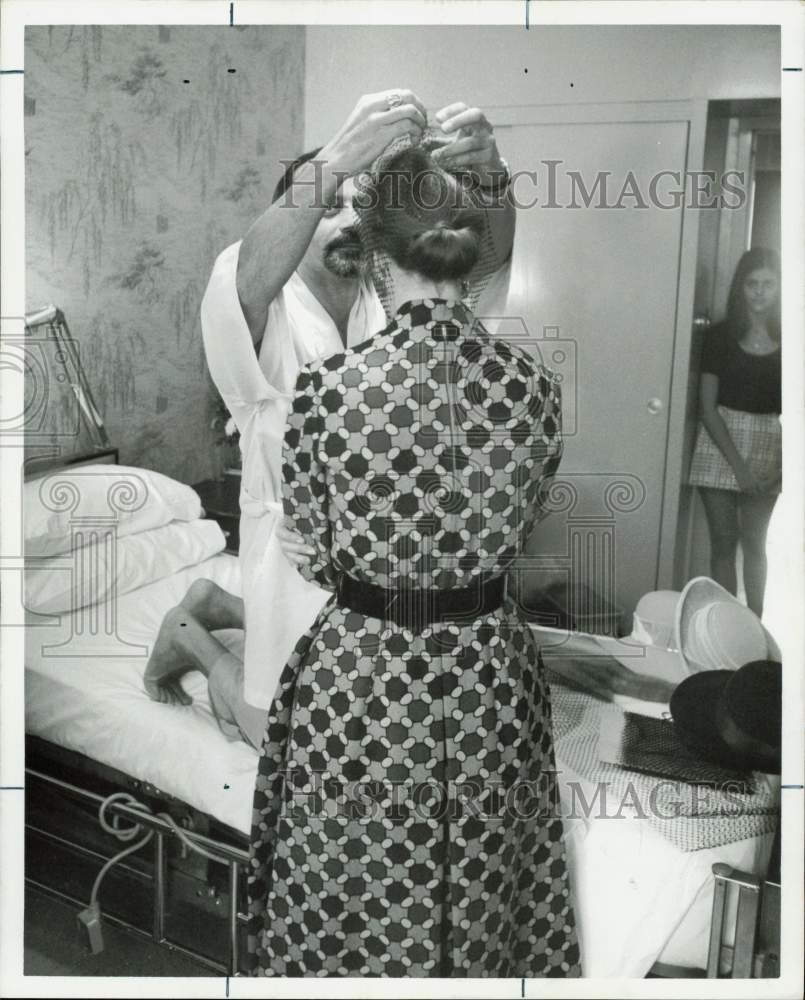 1970 Press Photo Michael Novarese, fashion designer, works with model&#39;s veil.- Historic Images