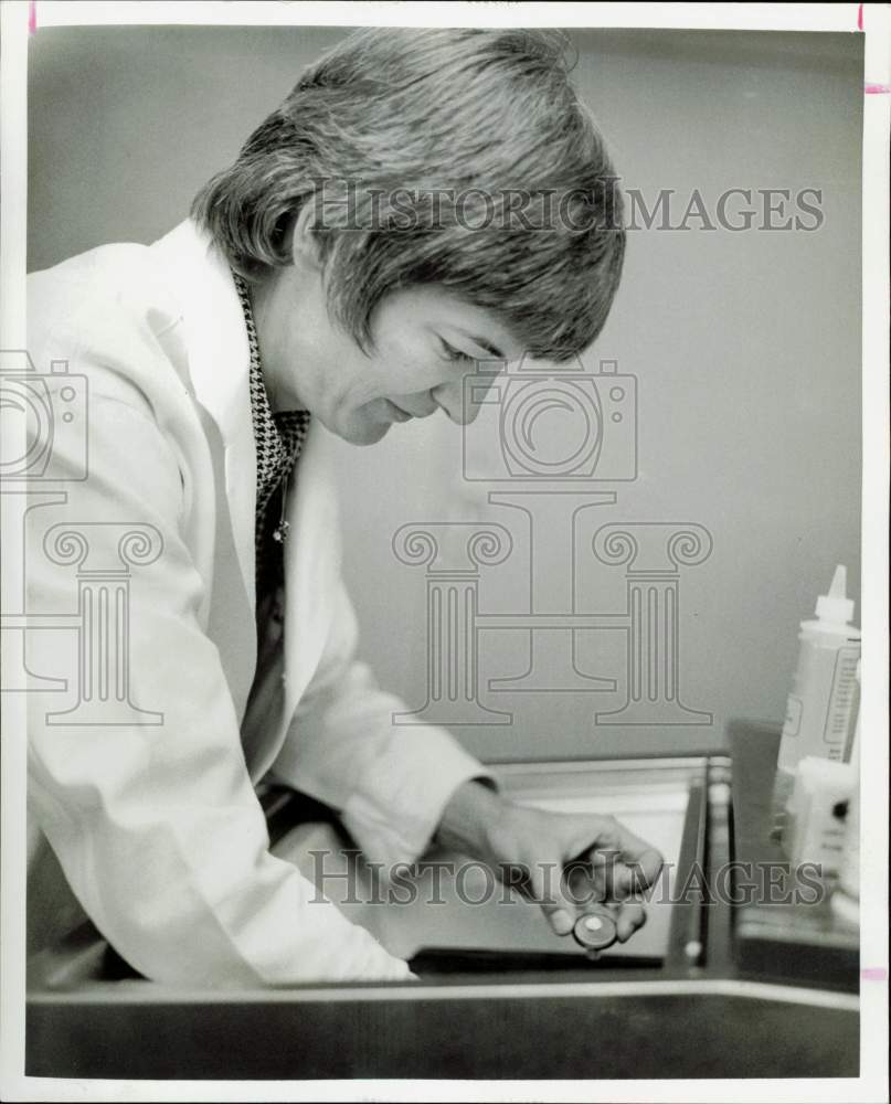 1974 Press Photo Jane Sachen, Assistant Baylor Research - hpa78278- Historic Images