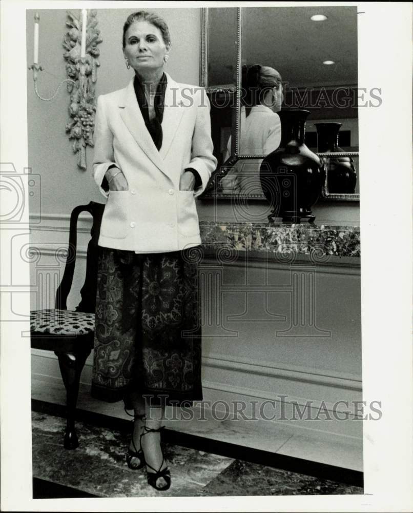 1978 Press Photo Gloria Sachs, fashion designer wears one of her designs- Historic Images