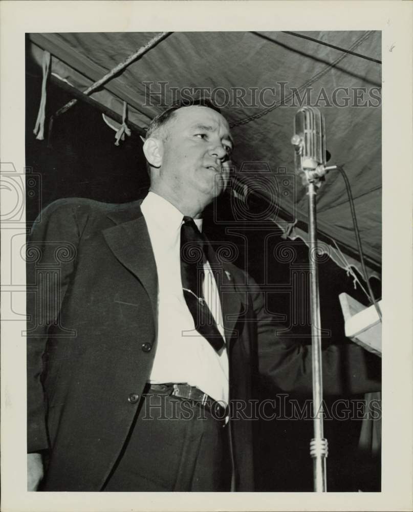 1956 Press Photo Jerry Sadler, Texas State Representative makes speech.- Historic Images