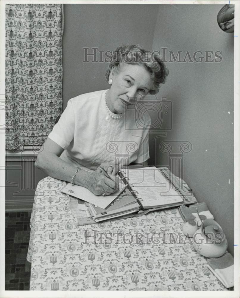 1965 Press Photo Mrs. Robert L. Norton writes notes. - hpa78301- Historic Images