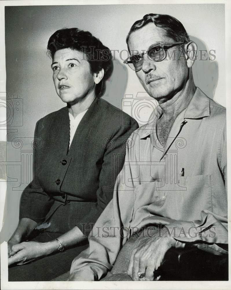 1959 Press Photo Harold Northway and wife at radiation suit trial recess.- Historic Images