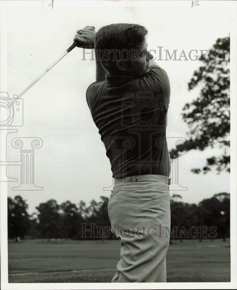 1970 Press Photo Sunny Rhodes, stockbroker, plays game of golf. - hpa78319- Historic Images