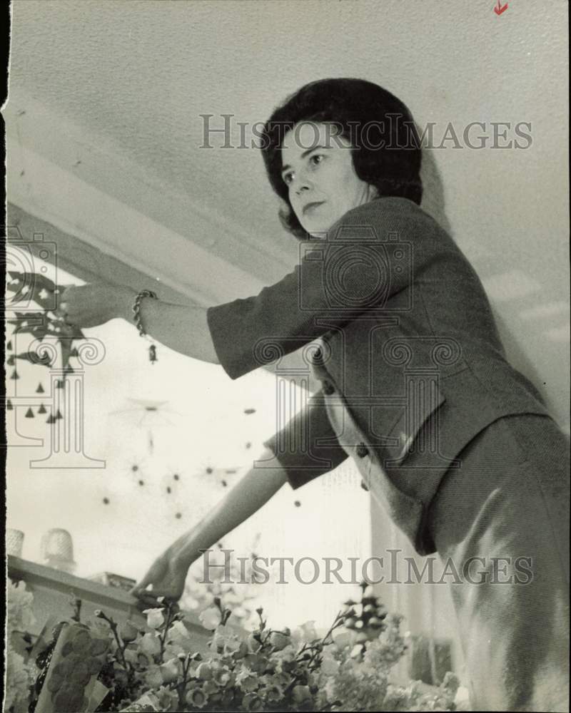 1962 Press Photo Mrs. Edward Roche, wife of attorney, decorating. - hpa78327- Historic Images