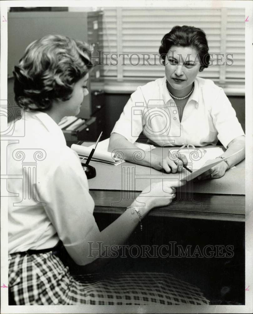 1959 Press Photo Mrs. Lester Richardson of University of Houston with student.- Historic Images