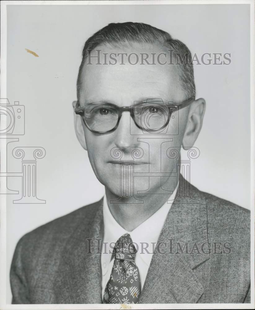 1954 Press Photo Russell Richardson, Tidewater Oil&#39;s Treasurer-Controller- Historic Images