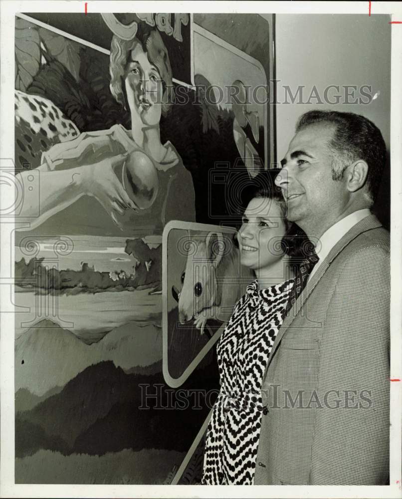 1969 Press Photo Mr. and Mrs. Don Genitempo of Houston view piece of artwork.- Historic Images