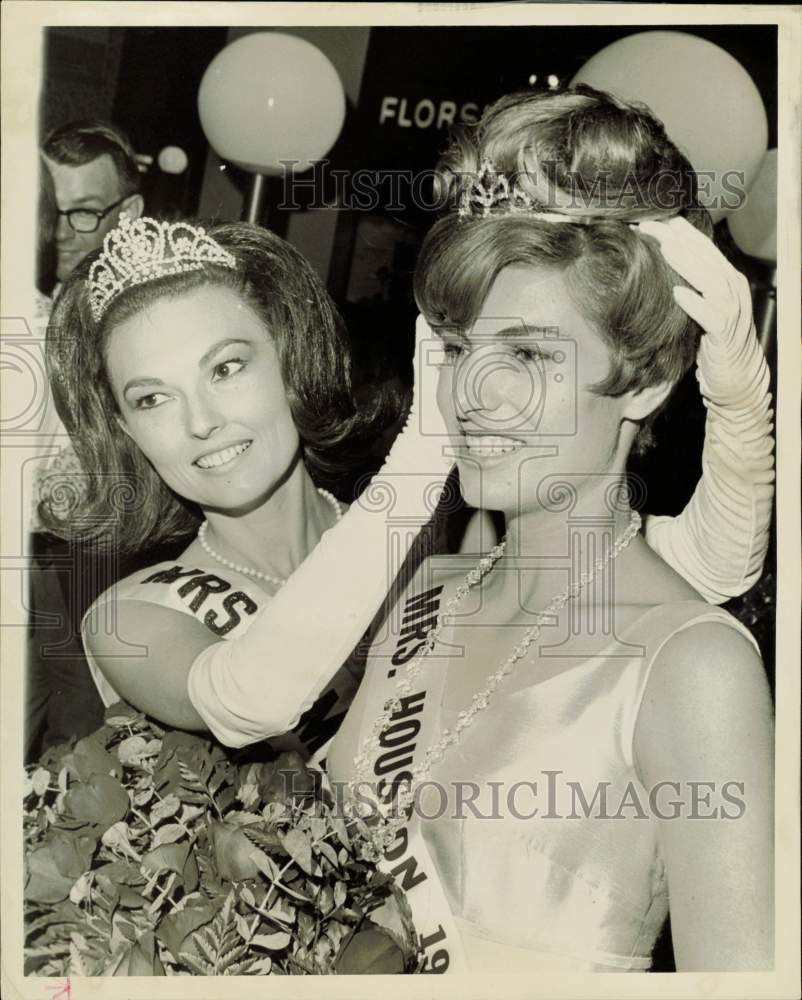 1967 Press Photo Joy Noufer helps Juliet Genitempo with Mrs. Houston crown.- Historic Images