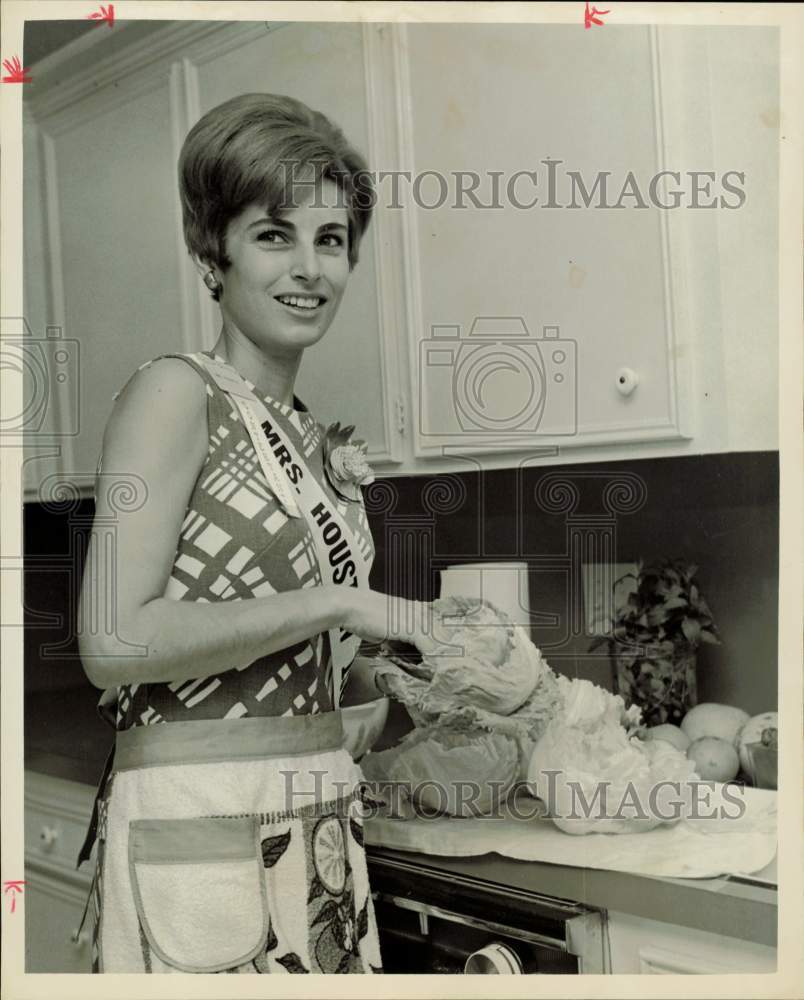 1967 Press Photo Julie Genitempo, Mrs. Houston, preparing lettuce in her kitchen- Historic Images